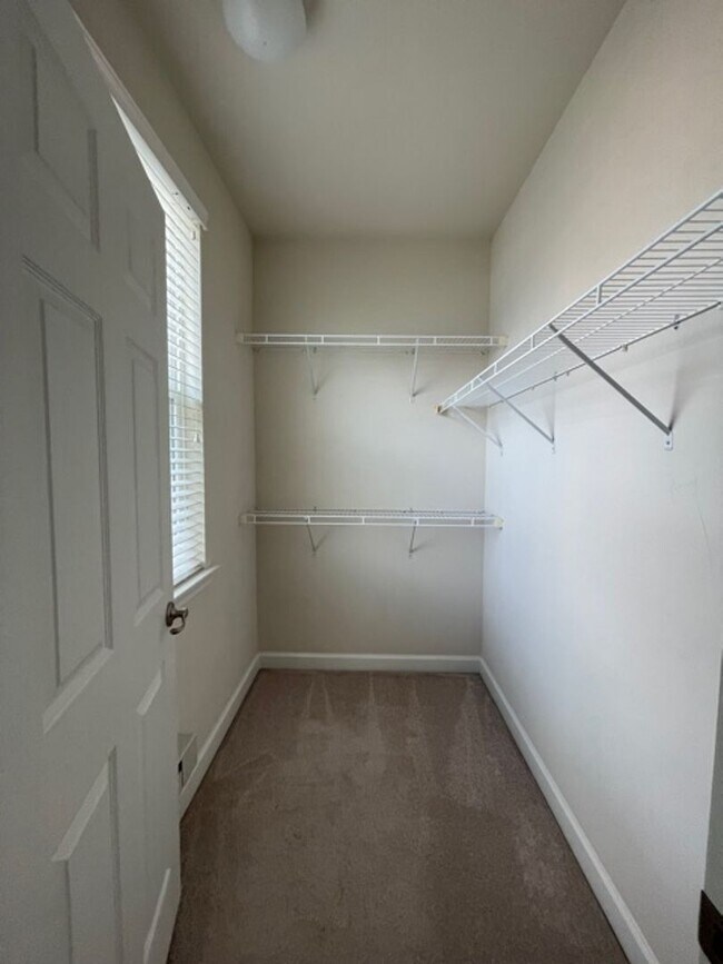 Foto del edificio - SPACIOUS 2 LEVEL CONDO IN GAITHERSBURG