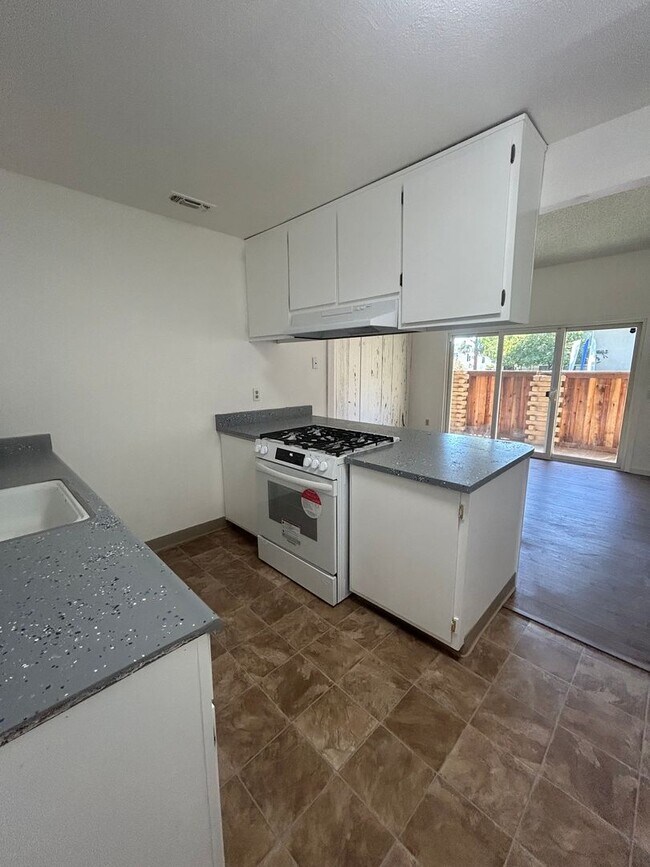 Foto del edificio - 4900 Summerwood Cir