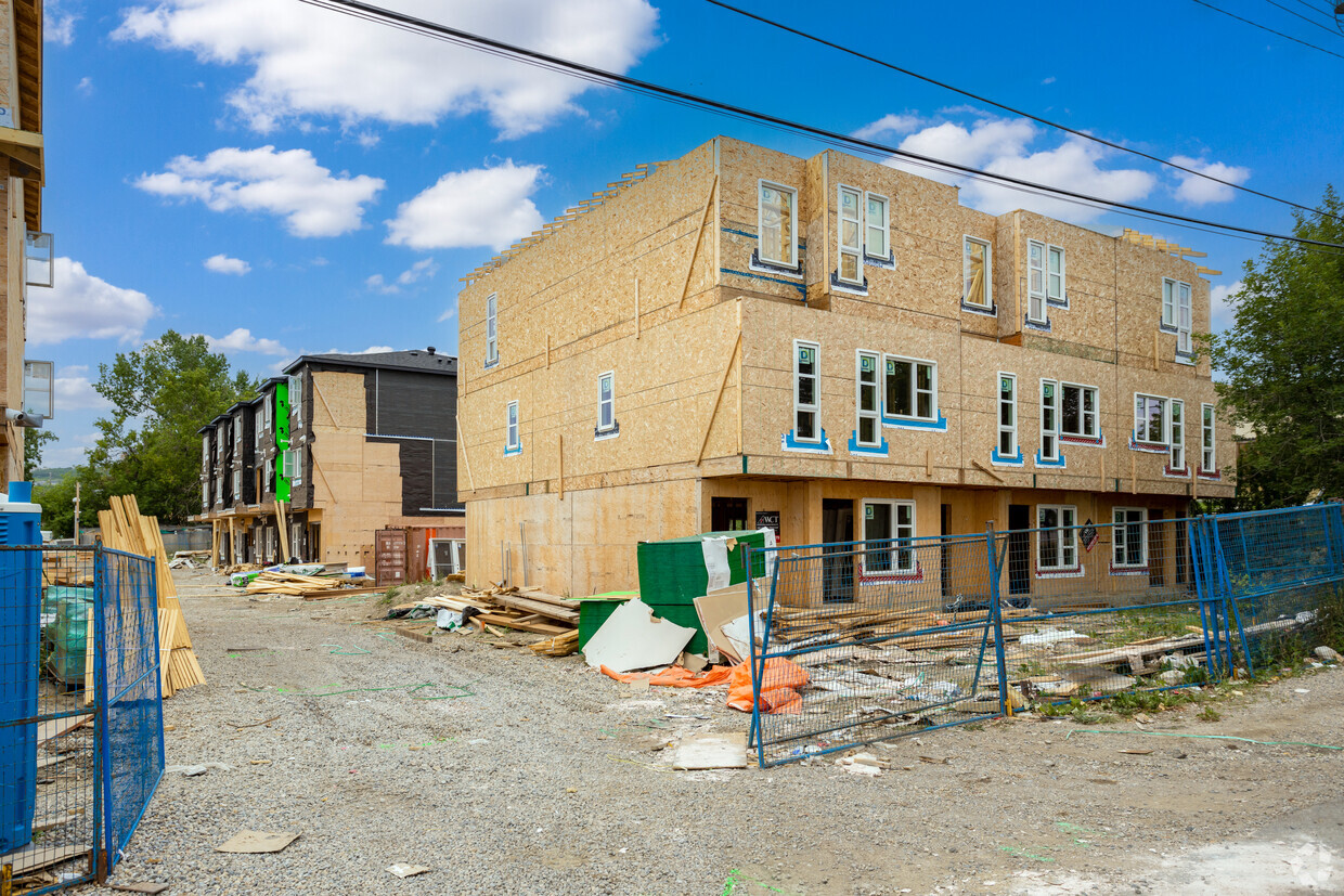 Building Photo - Bow 34 Townhomes