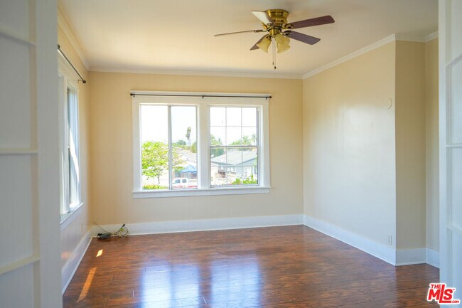 Building Photo - 1353 W 49th St