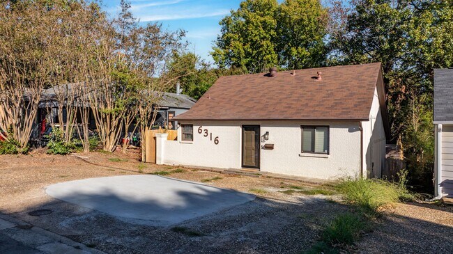 Foto del edificio - 2 or 3 Bedroom Renovated Mid-Town Charmer