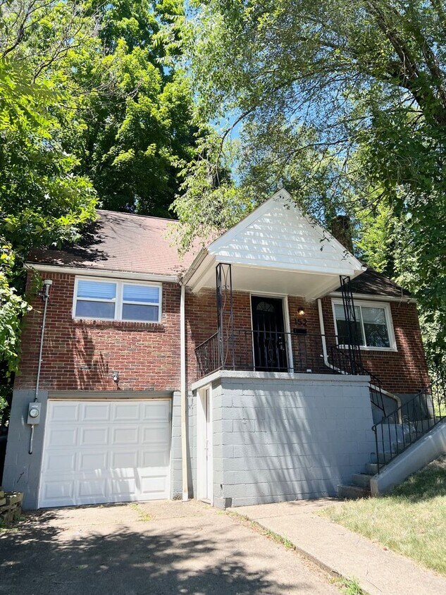 Primary Photo - Fully remodeled 4 bedroom, 1.5 Bathroom in...