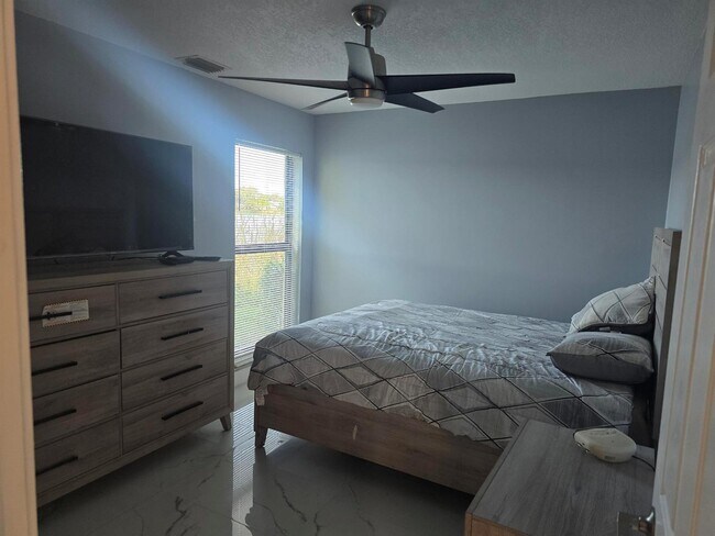 Foto del edificio - 3801 Waterview Cir