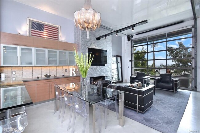 Building Photo - 2 br, 2.5 bath House - 1152 N La Cienega B...
