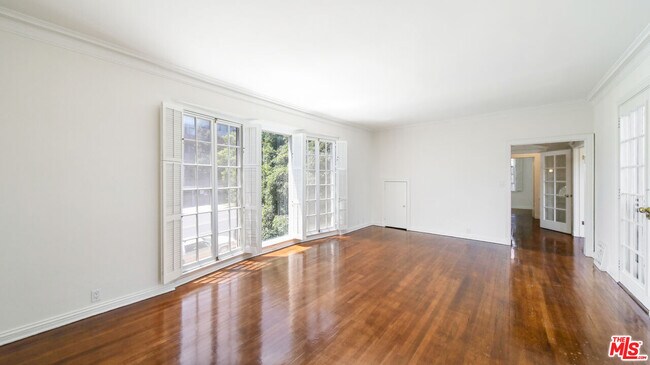 Foto del edificio - 1284 S Beverly Glen Blvd