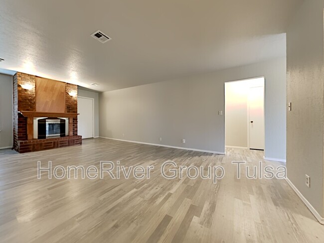 Foto del edificio - 7505 S Maple Ave