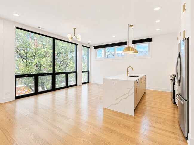 Foto del edificio - 1653 W Division St