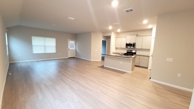 Building Photo - Like new 3/2/2 single story home in SE San...