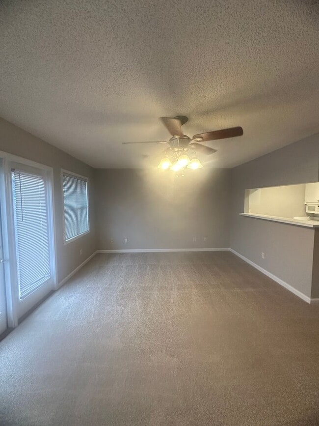 Building Photo - Foxhill Commons!!  NEW CARPET..