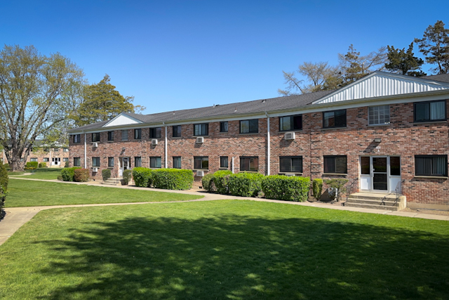 Building Photo - Fairfield Hedges North at Bay Shore