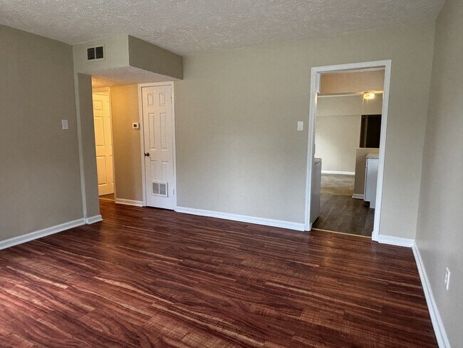 Foto del edificio - 2102 Medford Ave