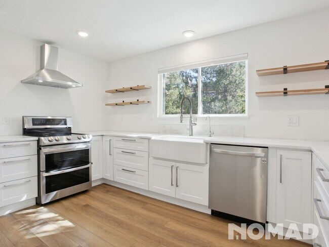Foto del edificio - 4 Bedroom Single Family Home in Highlands ...