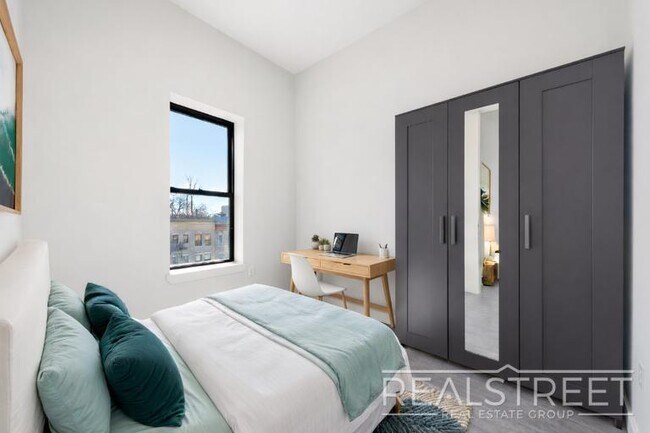 Foto del edificio - Modern 2 Bed w Full Amenities + Dishwasher/Laundry/Garden