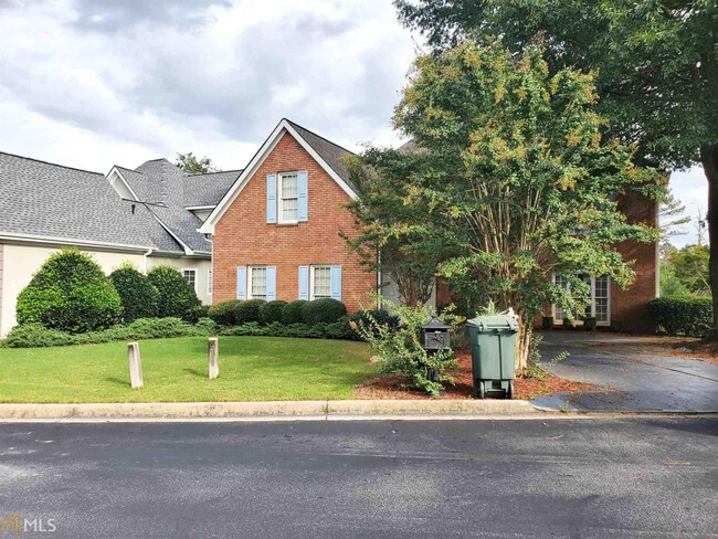 Building Photo - 2106 Highland Club Dr SE