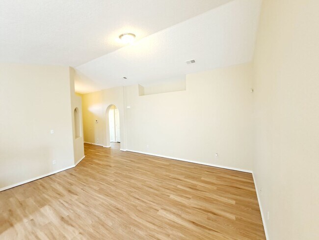 Building Photo - 3 bed 2 bath home in Huning Ranch. New Carpet