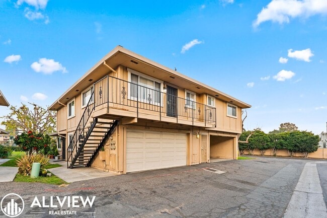 Building Photo - Charming 2-Bedroom Home Steps from Los Rios District