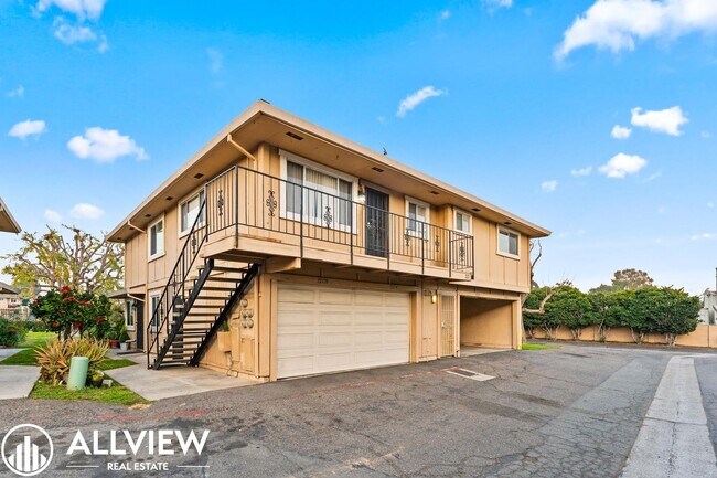 Foto del edificio - Charming 2-Bedroom Home Steps from Los Rios District