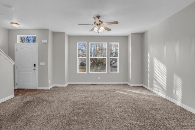 Foto del edificio - Spacious 4BR End-Unit Townhome | Low-Maintenance HOA Living