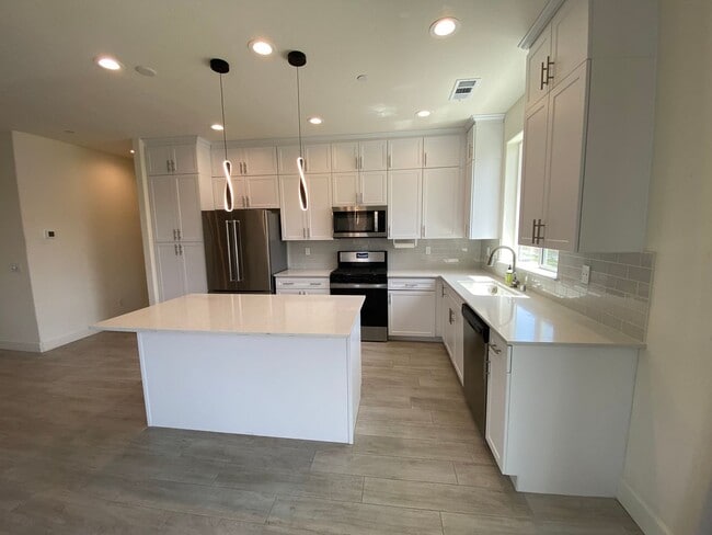 Building Photo - Charming home located in Arbor Gates community. Coming soon!