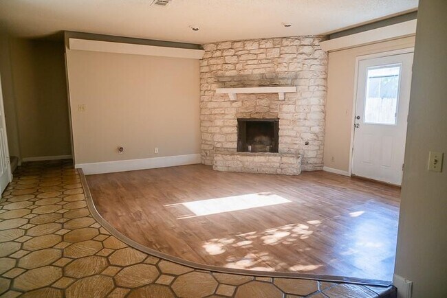 Building Photo - 8713 Westover Club Dr