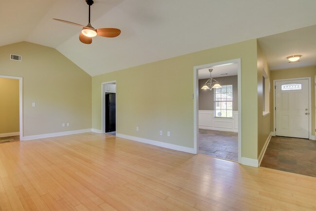 Building Photo - Beautiful Three Bedroom w/Garage