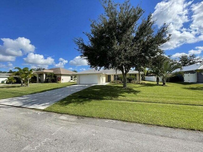 Foto del edificio - 3661 SW Camastro St