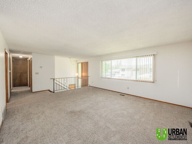 Foto del edificio - Spacious 3 bedrooms and 2 bathrooms Duplex...