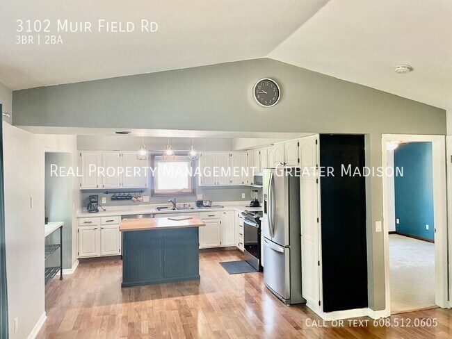 Building Photo - Lovely Split-Level Home on West Side