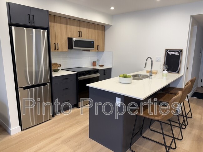 Building Photo - 8615-8108 108 St NW