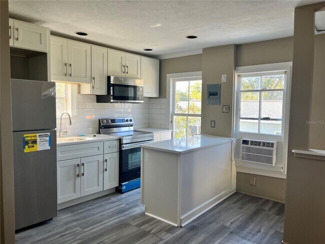 Building Photo - 2040 Jewell Ave