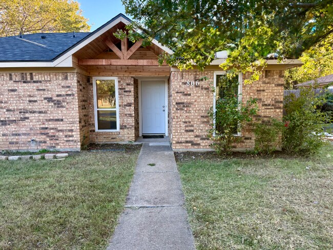 Foto del edificio - 806 Wildwood Ln