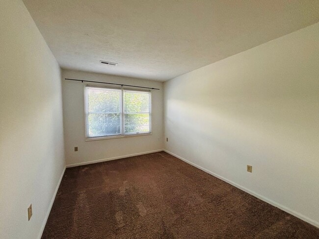 Building Photo - 4 Bedroom 2.5 Bath Townhouse