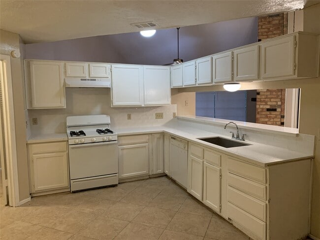 Building Photo - 2306 Doverglen Dr