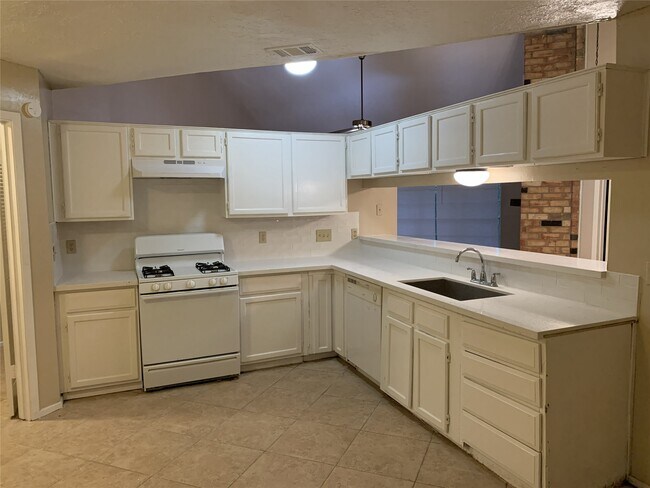 Foto del edificio - 2306 Doverglen Dr