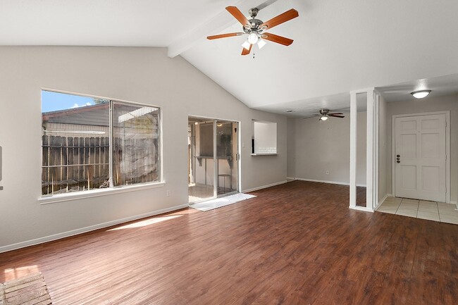 Foto del edificio - 22307 Red River Dr