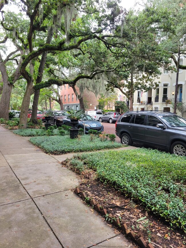 Foto del edificio - JONES LANE GARDEN APARTMENT- OFF-STREET PA...