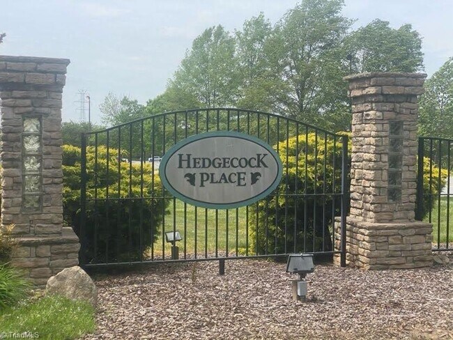 Foto del edificio - Beautiful 2BR 2BA Condo in High Point