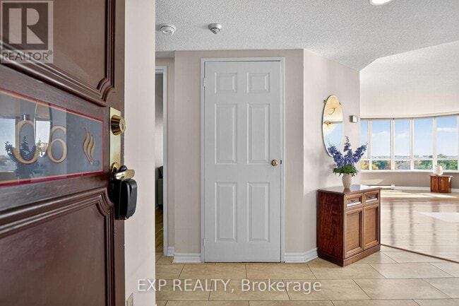 Photo du bâtiment - 100 Grant Carman Dr