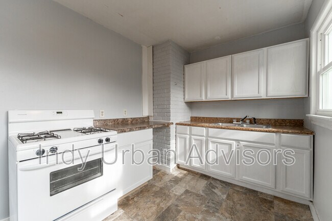 Building Photo - 1842 N Holmes Ave