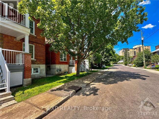 Building Photo - 156-156 Ivy Crescent