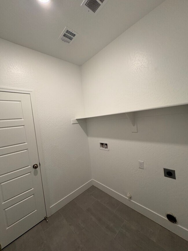 Foto del edificio - 241 E Tyler Ave