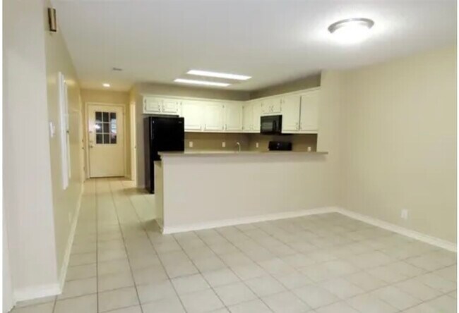 Building Photo - 3319 Lexington Dr