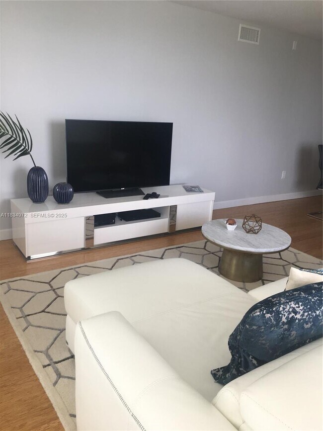 Foto del edificio - 3675 N Country Club Dr