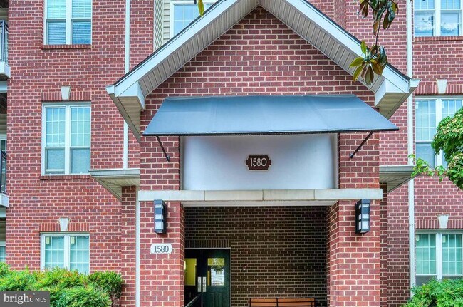 Foto del edificio - 1580 Spring Gate Dr.
