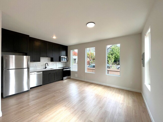 Foto del edificio - Stunning Modern Townhome-Style Unit with Washer/Dryer Included, A/C!