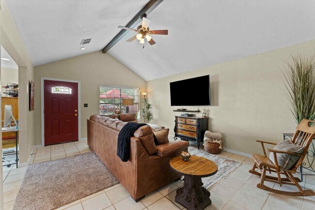 Foto del edificio - 2102 N Pearland Ave