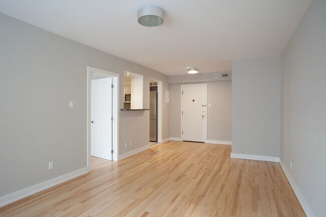 Building Photo - 3495 Rue de la Montagne