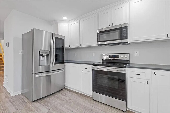 Foto del edificio - Room in House on Browns Mill Rd SE