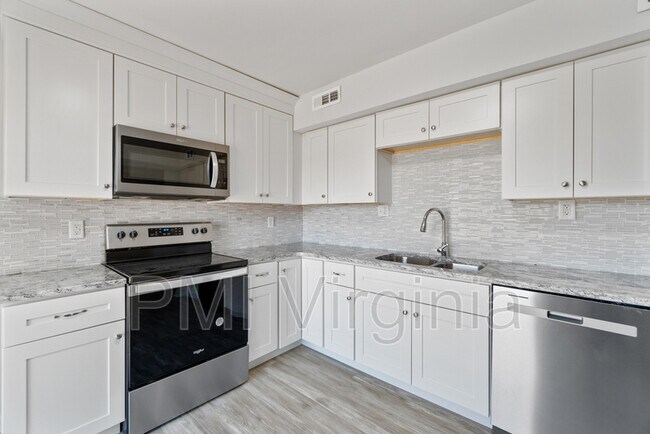 Building Photo - 5081 Holly Farms Dr