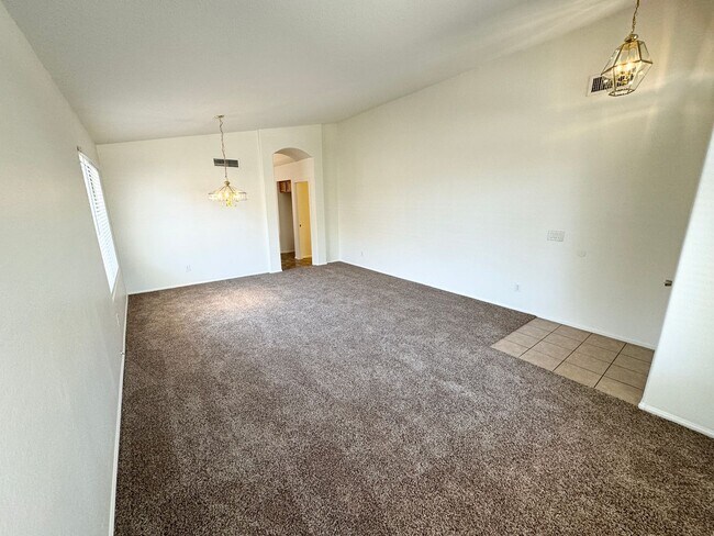 Foto del edificio - Fantastic 4 Bedroom/2 Bath Single Level Ho...